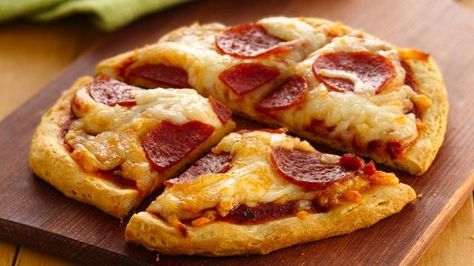 Grands! Mini Pizzas--easy! Mini Pizza Recipes, Biscuit Pizza, Pillsbury Biscuits, Margarita Pizza, Pillsbury Recipes, Pizza Logo, Pizza Margherita, Mini Pizzas, Kid Friendly Dinner