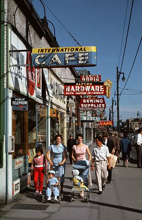 Fred Herzog: Photos of Vancouver in 1950s and 60s Glory - SkyscraperPage Forum Fred Herzog, Street Photography Model, Classic Things, Street Photography Urban, Street Photography Portrait, Street Photography People, Photography Reference, City Streets Photography, Saul Leiter