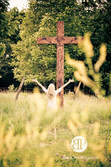 Senior Cross Photo Wallpapers Christian, Train Tracks Photography, Cross Photo, Creative Senior Pictures, Bible Photos, Sunday Pictures, Christian Photos, Easter Photoshoot, Cross Pictures