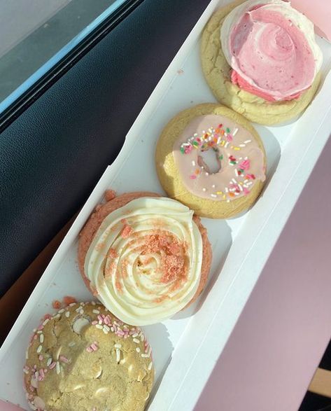 Pink Velvet Cakes, Pink Week, Crumble Cookies, Cake Batter Cookies, Frosting Cake, Cream Cheese Frosting Cake, Pink Sprinkles, Soft Cake, Pink Donut