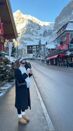 Switzerland Christmas Outfit, Clothes For Mountain Trip, Outfits For Trips Winter, Christmas Europe Outfit, Winter Outfits For Mountains, Alps Winter Outfit, Winter Mountains Outfits, Outfits For The Snow Winter, Classy Mountain Outfits