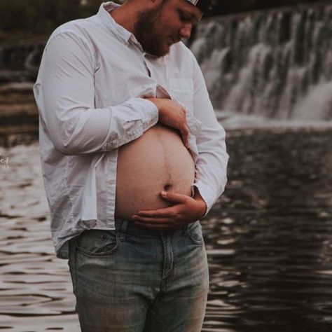 Pragnet Photography, Halloween Pregnancy Photoshoot, Funny Maternity Pictures, Funny Maternity Photos, Diy Maternity Photos, Male Pregnancy, Pregnant Photography, Pregnant Man, Family Maternity Pictures