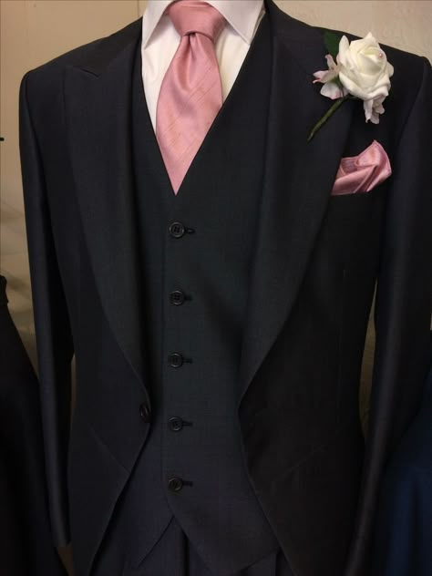 Black Suit With Pink Accents Men, Quince Suits For Guys Pink, Black And Blush Groomsmen Attire, Mens Wedding Suits Navy Blush Pink, Pink Suit Wedding Grooms, Quince Suits For Guys, Black Tux Pink Tie, Chambelans Suits, Wedding Suits Groom Pink