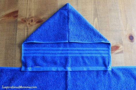 DIY Hooded Bath Towel Hooded Towel Tutorial, Towel Poncho, Sew Baby, Diy Towels, Baby Bath Towel, Sewing Courses, Baby Washcloth, Diy Bebe, Hooded Bath Towels