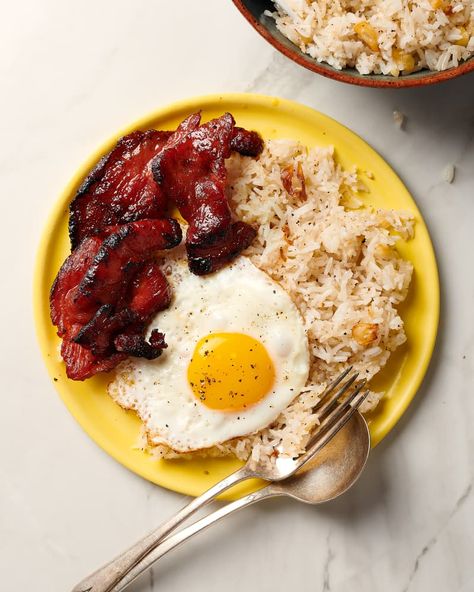 Credit: Photo: Jason Rampe; Food Styling: Amelia Rampe Credit: Photo: Jason Rampe; Food Styling: Amelia RampeIn the Philippines breakfast is the most important meal of the day, and if you travel there you’ll see there are breakfast offerings everywhere you go. While foods like pandesal or taho (soft tofu with tapioca pearls and brown sugar syrup) are popular, more often than not breakfast includes some sort of rice. Sometimes its sweet, like kakanin or champorado (chocolate glutinous Sinangag Recipe, Rice Dishes Easy, Filipino Breakfast, Garlic Fried Rice, Cooking Jasmine Rice, Easy Rice Recipes, 3 Ingredient Recipes, Seasoned Rice, Garlic Fries