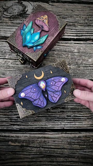 Fantasy Box Design, Key Box Ideas, Trinket Boxes Diy, Diy Jewelry Box Ideas, Makeup Box Diy, Painted Box Ideas, Hand Painted Wooden Box Ideas, Mystic Box, Wooden Box Crafts