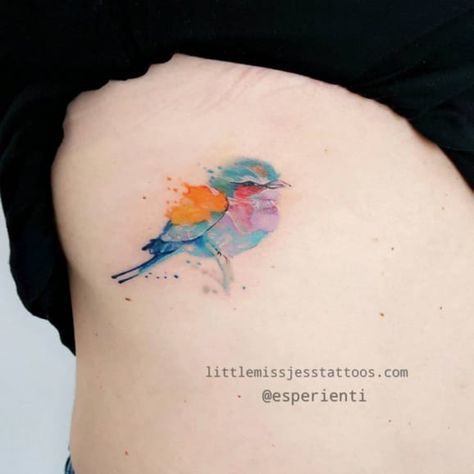 Lorsqu'une jeune artiste peintre, passionnée par la technique de l'aquarelle, se lance dans l'art du tatouage... Ça donne ça : Songbird Tattoo, Robin Bird Tattoos, Robin Tattoo, Bluebird Tattoo, Watercolor Bird Tattoo, Vogel Tattoo, Bird Tattoo Wrist, Sparrow Tattoo, Harry Potter Tattoos