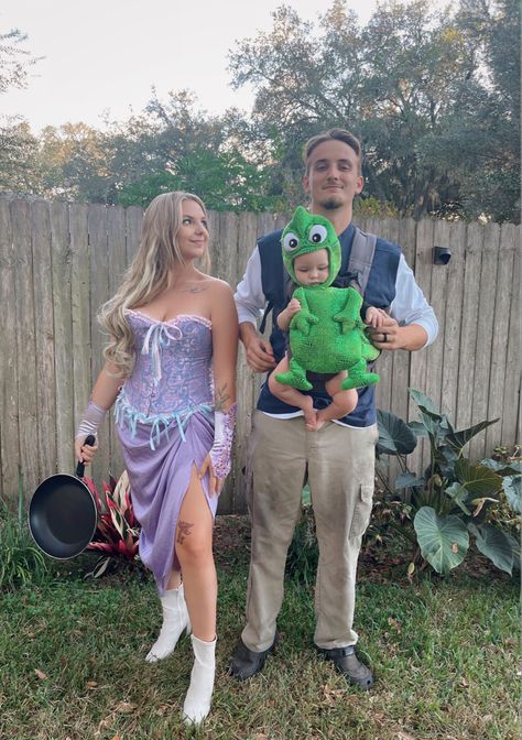 Repunzle Costume Idea Halloween, Repunzle Costume Idea Couple, Tangled Costume Ideas, Tangled Costume Family, Tangled Family Halloween Costumes, Repunzal And Flynn Couple Costume Cute, Tangled Costume Couple, Tangled Family Costume, Rapunzel Couple Costume