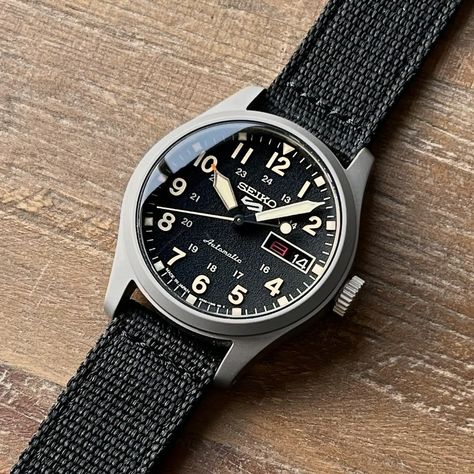 Seiko Watch Mods, Seiko Field Watch, Mens Watches Classy, Mens Accessories Vintage, Seiko Mod, Science Jewelry, Seiko Watch, Field Watches, Retro Watches