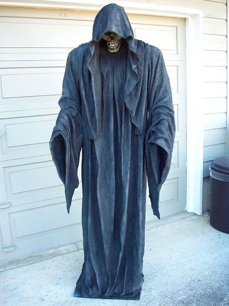 Diy Halloween Animatronics, Diy Halloween Scary, Halloween Reaper, Monster Mud, Haunted Maze, Scary Halloween Decorations Outdoor, Halloween Ghost Decorations, Halloween Props Diy, Halloween Graveyard