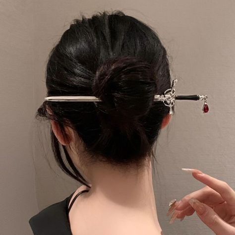 Hairstyle Tools, Ruby Hair, Hair Pins Diy, Diy Hairstyle, Pins Diy, Ponytail Girl, Handmade Hair Clip, Punk Accessories, Chinese Hairstyle