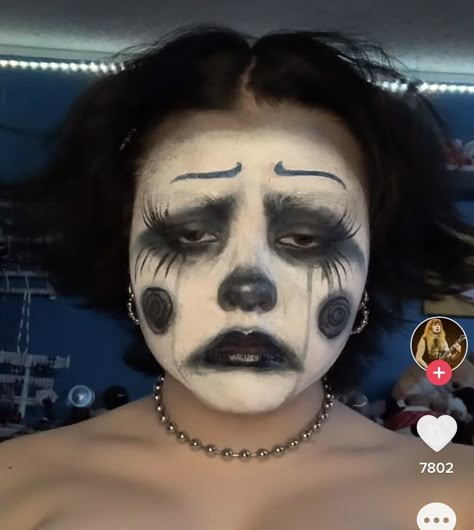 Clown Face Makeup Easy, Guys Clown Makeup, Messy Punk Makeup, Corpse Clown Makeup, Black And White Face Paint Ideas, Simple Creepy Clown Makeup, Creepy Girl Clown Makeup, Clown Makeup Halloween Creepy, Cute Clown Costume Ideas