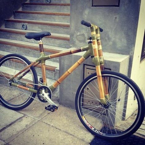 Bambu Bike rom a brazilian bambu bikes' project Rattan Craft, Bamboo Bicycle, Bamboo Diy, Wooden Bicycle, Bamboo Screening, Wooden Bike, Bamboo Structure, Bamboo Decor, Bamboo Construction