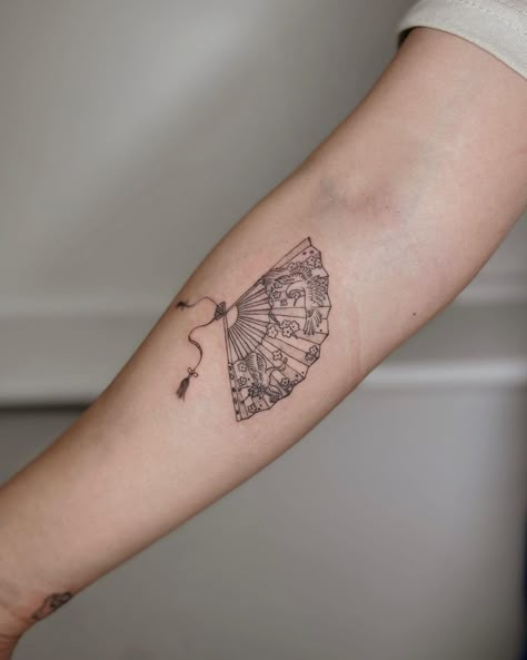 Italian Flower Tattoo, Ornamental Fan Tattoo, Fine Line Fan Tattoo, Minimalistic Tattoo Sleeve, Paper Fan Tattoo, Folding Fan Tattoo, Spanish Fan Tattoo, Fan Tattoo Design, Chinese Fan Tattoo