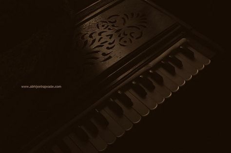 Harmonium. Harmonium Photography, Harmonium Aesthetic, Guitar Light, Rain Music, Pinterest Download, Indian Classical Music, Lehenga Red, Life Choices Quotes, Sri Radha