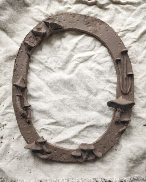 Ceramic Mirror Frame Diy, Ceramic Mirror Frame Ideas, Clay Mirror Frame Aesthetic, Ceramic Frame Ideas, Polymer Clay Mirror Frame, Ceramic Mirror Frame Handmade, Diy Clay Mirror Frame, Clay Frame Diy, Clay Mirror Diy