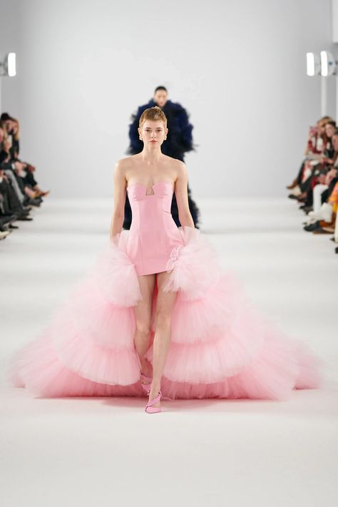 Pink Runway, Red Carpet Gowns, American Fashion Designers, Fashion Week Runway, Fall 2022, Couture Gowns, Fashion Show Collection, Carolina Herrera, Beautiful Gowns