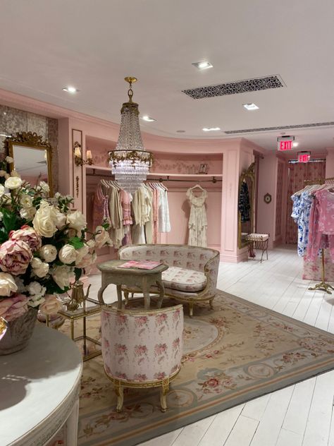 Penthouse Decor, Ballroom Aesthetic, Deco Room, Shoe Store Design, Suite Ideas, Princess Charm School, Store Design Boutique, Luxury Closets Design, Rich Girl Lifestyle