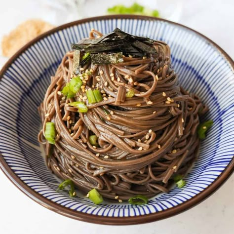 Sesame Soba Noodles. Springy cold buckwheat noodles seasoned with a soy nutty flavor sauce, spring onions, sesame seeds and roasted seaweed. Ready in 10 minutes with minimal ingredients! Sesame Soba Noodles, Cold Buckwheat Noodles, Simple Soba Noodle Recipe, Noodles Dishes, Spicy Soba Noodles, Okinawa Soba Noodle Recipe, Japanese Soba Noodles, Soba Recipe, Roasted Seaweed