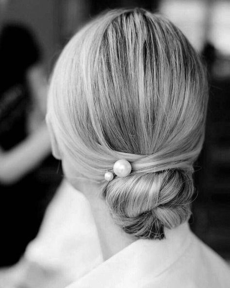 #clean #pearl #bun Wedding Hairstyles Updo Messy, Elegance Hair, Wedding Hairstyles And Makeup, Messy Wedding Hair, Low Bun Hairstyles, Bridal Hair Updo, Wedding Hair Inspiration, Low Bun, Business Hairstyles