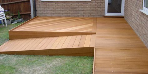 Nice deck with a ramp Deck Ramp Ideas, Ramp For Deck, Deck With Ramp, Deck With Wheelchair Ramp Porch Designs, Deck Ramps Wheelchairs, Teck Deck Ramps Diy, Porch With Ramp, Wheelchair Ramp Design, Mobile Home Deck