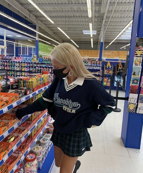 Green Plaid Skirt Outfit, Plaid Skirt Outfit Aesthetic, Plaid Skirt Outfit Fall, Pleated Skirt Aesthetic, Pleaded Skirt Outfits, Style A Pleated Skirt, School Skirt Outfits, Checkered Skirt Outfit, Tartan Skirt Outfit