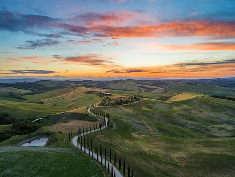 A Stunning Autumn Wedding At Villa Catignano 10 Days In Italy, Tuscan Towns, Italy Itinerary, Places In Italy, Montepulciano, Beaux Villages, Amazing Sunsets, Landscape Pictures, Scenic Drive