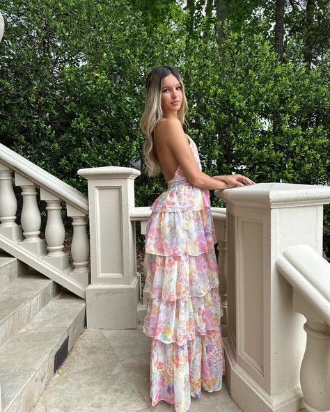 Our BEST SELLING floral maxi is back!! Grab it before it sells out again! 🌸 Multicolored Formal Dress, Pink Casual Maxi Dress, Island Wedding Guest Dress, Garden Party Dresses, Cute Maxi Dresses, Brunch Dresses, Floral Summer Dresses, Long Dress Floral, Long Floral Dress