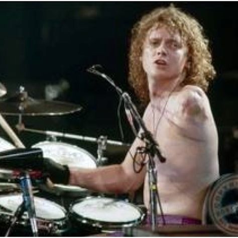 Rick Allen (obviously after the accident) Def Leppard Def Leppard Funny, Def Leppard Drummer, Big Hair Bands, Metallica Concert, 80s Songs, Rick Savage, Joe Elliott, Pet Shop Boys, Rock Of Ages