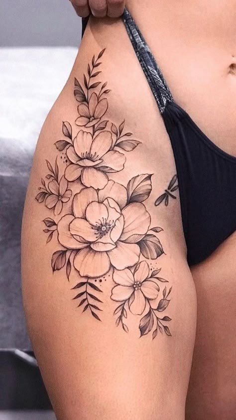 Lea Tattoo, Tattoo Bein Frau, Hip Tattoo Designs, Floral Thigh Tattoos, Flower Thigh Tattoos, Hip Thigh Tattoos, Hip Tattoos, Hip Tattoos Women, Tattoos Women