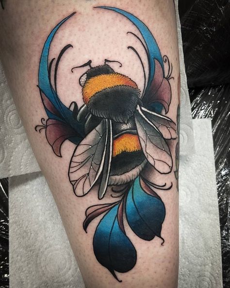 Neo Traditional Bee Tattoo, Traditional Bee Tattoo, Tattoo Bee, Queen Bee Tattoo, Trad Tattoos, Bee Tattoos, Art Nouveau Tattoo, Working Bee, Nouveau Tattoo