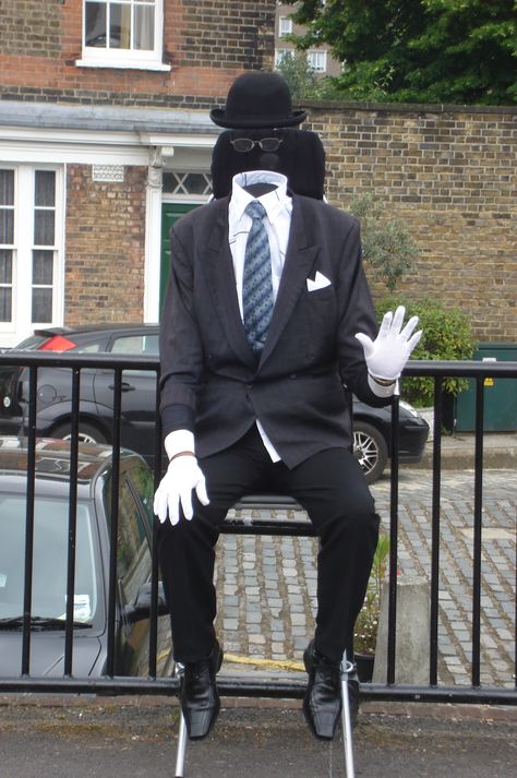 London, "Headless" Mime at Tate Modern Headless Person Costume, Man Wearing Suit, Headless Man, Invisible Man, Spiritual Cleansing, Tate Modern, Im Scared, Diy Halloween, Halloween Diy