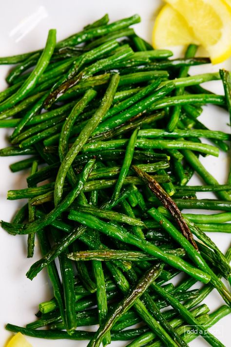 Easy Roasted Green Beans Recipe - Add a Pinch Easy Roasted Green Beans, Grean Beans, Fresh Green Bean Recipes, Oven Roasted Green Beans, Baked Green Beans, Breakfast Sides Dishes, Green Beans Recipe, Best Mashed Potatoes, Roasted Green Beans