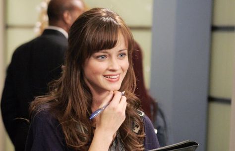 Gilmore Girls 10 most ridiculous story lines Alexis Bledel Hair, Rory Gilmore Bangs, Rory Gilmore Hair, Rory Gilmore Style, Gilmore Girls Fan, Gilmore Girl, Alexis Bledel, Hair Bangs, Long Hair With Bangs