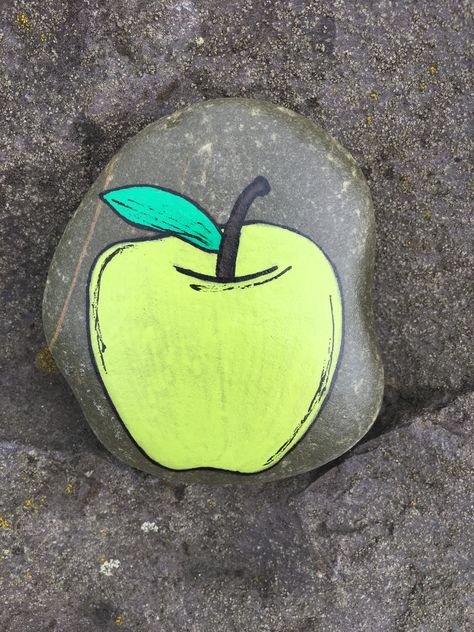 Apple Painted Rock, Apple Rock Painting, Diy Rocks, Apple Party, Apple Painting, Diy Rock Art, Painted Rocks Kids, Painting Words, Painted Rocks Craft