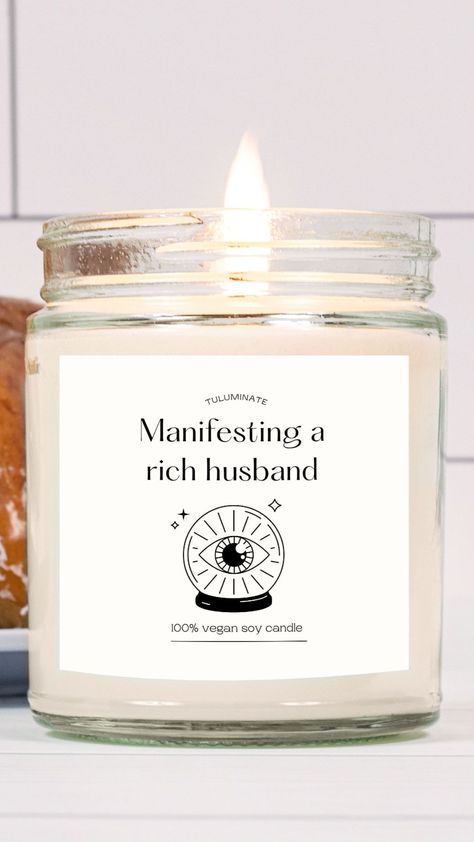 A candle in a jar. The candle is off-white and the label is white. The label reads: Manifesting a rich husband. Underneath: 100% vegan soy candle. The background is a tile wall. Manifestation Gift Ideas, Manifestation Gifts, Candles For Manifestation, Manifestation Candles, Rich Husband, Quote Spiritual, Quote Single, Affirmation Candles, Funny Sister Gifts