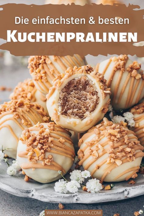 Saftige Kuchen-Bällchen umhüllt von knackiger Schokolade – Diese leckeren Kuchenpralinen kann man schnell und einfach aus Kuchenresten selber machen! Das Rezept ist eine tolle Möglichkeit um alte Kuchen oder Muffins zu verwerten und im Handumdrehen in ein bezauberndes selbstgemachtes Geschenk zu verwandeln – perfekt zum Naschen, Teilen und Verschenken! Cake Truffles, Cupcake Muffins, Truffles, Muffins, Vegan Recipes, Food And Drink, Baking, Canning, Cake