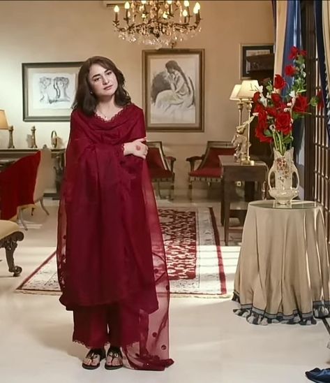 Tere Bin Drama Pics Dress, Red Kameez Design, Red Dress Designs Pakistani Simple, Tere Bin Outfits, Red Dresses Pakistani, Tere Bin Meerab Outfits, Meerab Dressing In Tere Bin, Yumna Zaidi Dresses In Tere Bin, Red Kurti Outfit