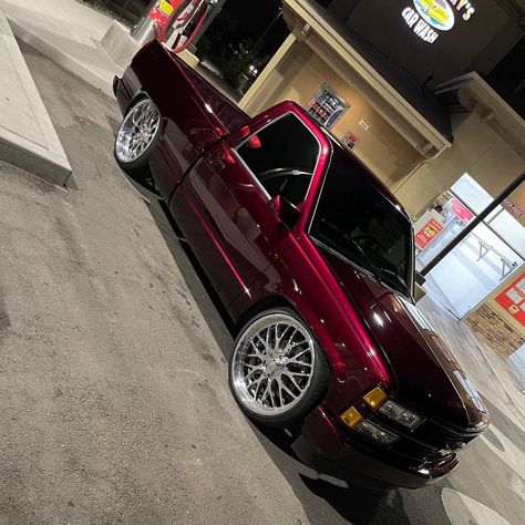 Freddy Ramirez on Instagram: “Best time of the day for a car wash 🤘🏽#boxwine #slowbs #kandypaint #cksyndicate #obsboyz” Pink Chevy Trucks, Chevy Silverado Single Cab, Chevy Trucks Lowered, Blacked Out Cars, Classic Cars Trucks Chevy, Drift Truck, Obs Truck, Chevy Trucks Silverado, Silverado Truck