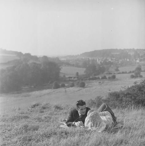 23 Romantic Vintage Photos of Couples in the UK in the 1950s ~ Vintage Everyday Vintage Couple Aesthetic, Vintage Couple Photos, 50s Romance, Silly Couples, 1950s Couple, 1950s Love, Photos Of Couples, Old School Love, Old Fashioned Love