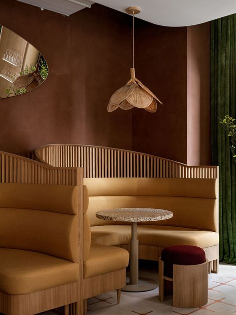 Art Deco Banquette Seating, Curved Banquette Seating Restaurant, Sofa In Restaurant, Booth Seating Design, Curved Banquette Seating, Banquette Restaurant, Restaurant Shelving, Banquette Seating Restaurant, Bistro Ideas