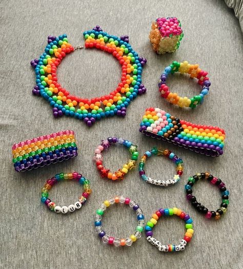 Rainbow Kandi! Creative Kandi Ideas, Easy Kandi Tutorial, Kandi Crown Tutorial, Fnaf Kandi Cuff, Kandi Cute, Unique Kandi Ideas, Simple Kandi Pattern, Kandi Collar, Kandi Corset