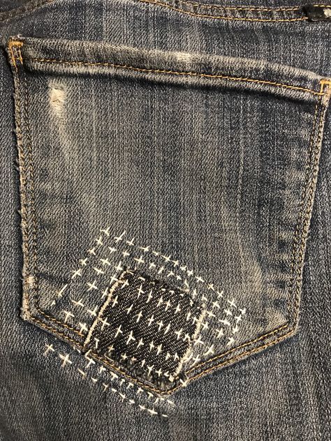 Visible Mending Jeans Embroidery, Visible Mending Jeans, Denim Patchwork Quilt, Boro Mending, Jean Repair, Mending Jeans, Sashiko Mending, Jeans Embroidery, Denim Repair