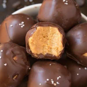 4-Ingredient No Bake Keto Chocolate Peanut Butter Balls (Paleo, Vegan, Low Carb)- An easy healthy no bake chocolate peanut butter protein balls recipe ready in 5 minutes and needing 4 ingredients! A quick and easy snack! #peanutbutter #chocolatepeanutbutter #proteinballs #ketorecipe | Recipe on thebigmansworld.com No Bake Balls, Keto Balls, Peanut Butter Keto, Vegan Chocolate Peanut Butter, Peanut Butter Bites, Protein Balls Recipes, Ketogenic Desserts, Postre Keto, Peanut Butter No Bake