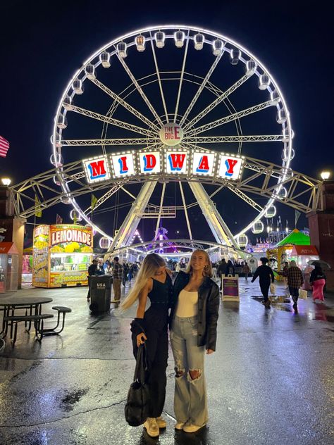 Carnival Outfit Fair, Carnival Fits, Fair Outfit Ideas Carnival, Two People Poses, Poses Two People, Pic Inspo Friends, State Fair Outfits, The Big E Fair, Carnival Photoshoot