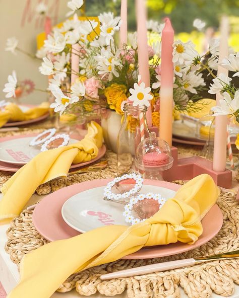 Host a groovy gathering with these boho Daisy party decor ideas! From centerpieces to signage, find inspiration for creating a chic and stylish celebration that's perfect for any occasion. For even more party inspiration and DIY tips, check out our latest blog post! Floral Theme Table Decor, 30th Birthday Boho Party Ideas, 70s Party Table Decorations, Groovy Flower Arrangement, Daisy Picnic Party, Retro Daisy Party, Daisy Table Setting, Groovy First Birthday Centerpieces, Daisies Party Theme