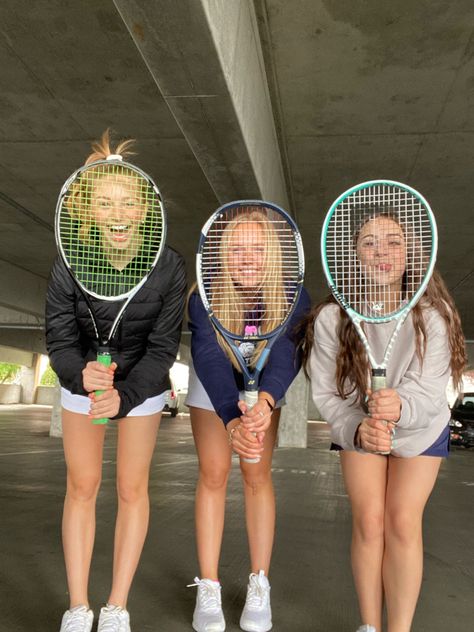 Tennis Photoshoot Ideas Friends, Tennis Group Photo Ideas, Tennis Pictures Poses, Tennis Photoshoot Ideas, Tennis Poses, Tennis Workout Training, Tennis Senior Pictures, Tennis Friends, Tennis Things