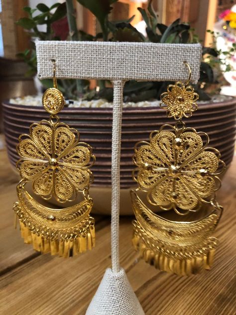 These Beautiful Mexican Earrings are made with the Mexican art form of twisting gold plated wires to create beautifully intricate works of art. Flower Earrings Dangle, Aztec Earrings, Mexican Earrings, Jewelry Design Inspiration, Mexican Jewelry, Filigree Jewelry, Traditional Earrings, Dope Jewelry, Filigree Earrings