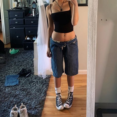 Jorts Outfit Idea Y2k, Converse Inspo Outfit, Converse With Jorts, Green Jorts Outfit Idea, Jorts Outfit Idea Summer, Jorts Outfit Aesthetic, Converse Summer Outfit, Jorts Summer Outfits, Jorts Outfit Idea