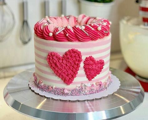 Cake Valentine's Day Cake Design, Valentine’s Cake, Valentine's Day Cake Ideas, Small Valentines Cake, Mini Cakes Valentines Day, Cake Love Valentine's Day, Valentine Cake Designs Simple, Valentines Cake Design, Valentines Day Cupcakes Ideas